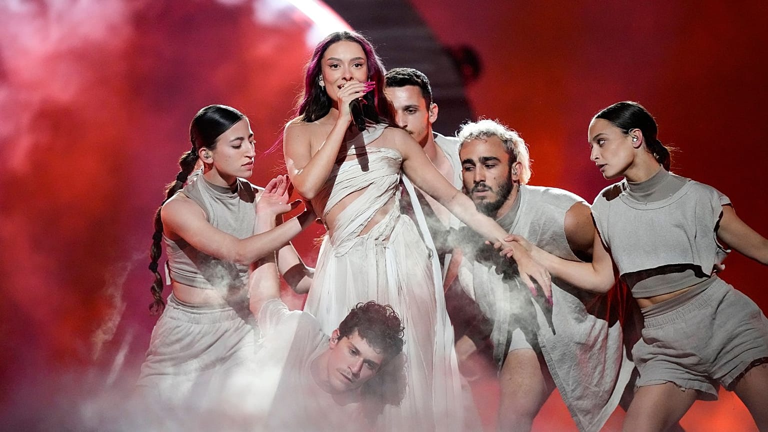 Eden Golan di Israele esegue la canzone Hurricane durante le prove generali della seconda semifinale dell'Eurovision Song Contest. 
