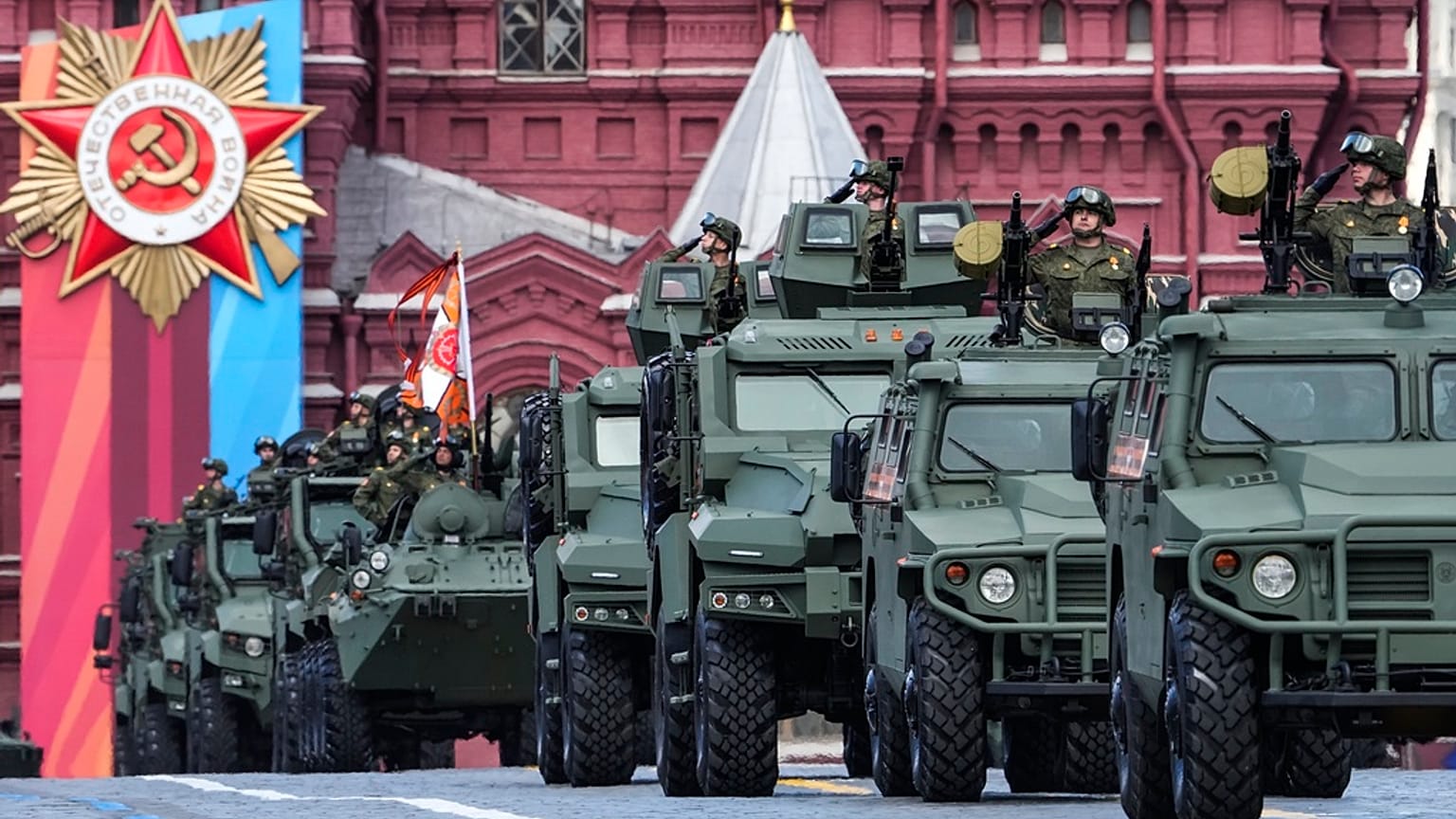 Veicoli militari si preparano alla sfilata in Piazza Rossa a Mosca per il giorno della Vittoria del 9 maggio 2024, 5 maggio 2024