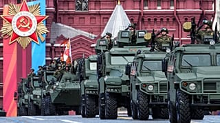 Vehículos militares blindados rusos ruedan durante el ensayo general del desfile militar del Día de la Victoria en la Plaza Roja de Moscú, Rusia, el domingo 5 de mayo de 2024.