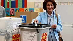 Gordana Siljanovska Davkova, candidata presidencial respaldada por el partido conservador de oposición VMRO-DPMNE, habla durante una conferencia de prensa en Skopje