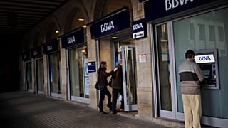 Un hombre utiliza un cajero automático en un banco de Pamplona (norte de España)
