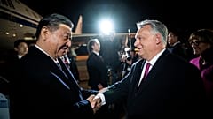 En esta foto de la Oficina del primer ministro húngaro, el presidente chino Xi Jinping saluda al primer ministro húngaro Viktor Orban en Budapest, el 8 de mayo de 2024.