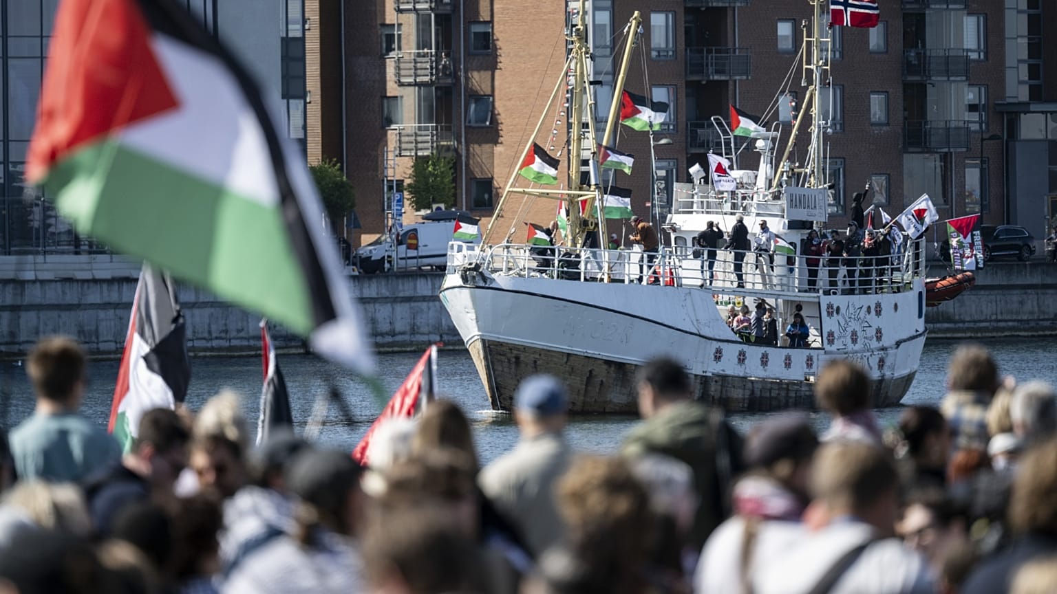 Palesztinpárti demonstráció a malmöi kikötőben