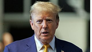 الرئيس السابق دونالد ترامب يتحدث إلى وسائل الإعلام عند وصوله إلى محكمة مانهاتن الجنائية، نيويورك، 7 مايو 2024.