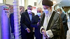 Dini Lider Ayetullah Ali Hamaney, İran'ın başkenti Tahran'daki ofis yerleşkesinde ülkenin nükleer başarılarının sergilendiği bir sergiyi ziyaret ediyor. 11 Haziran 2023  