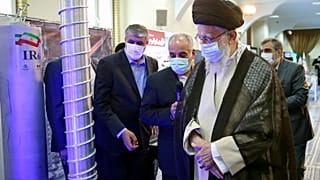 Dini Lider Ayetullah Ali Hamaney, İran'ın başkenti Tahran'daki ofis yerleşkesinde ülkenin nükleer başarılarının sergilendiği bir sergiyi ziyaret ediyor. 11 Haziran 2023  