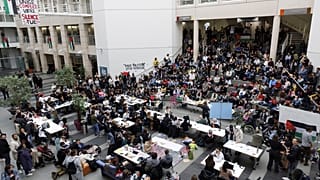 الطلاب المؤيدون لفلسطين يحتلون القاعة الرئيسية لمبنى Uni-Mail بجامعة جنيف (UNIGE)، في جنيف، سويسرا، الثلاثاء 7 مايو 2024.