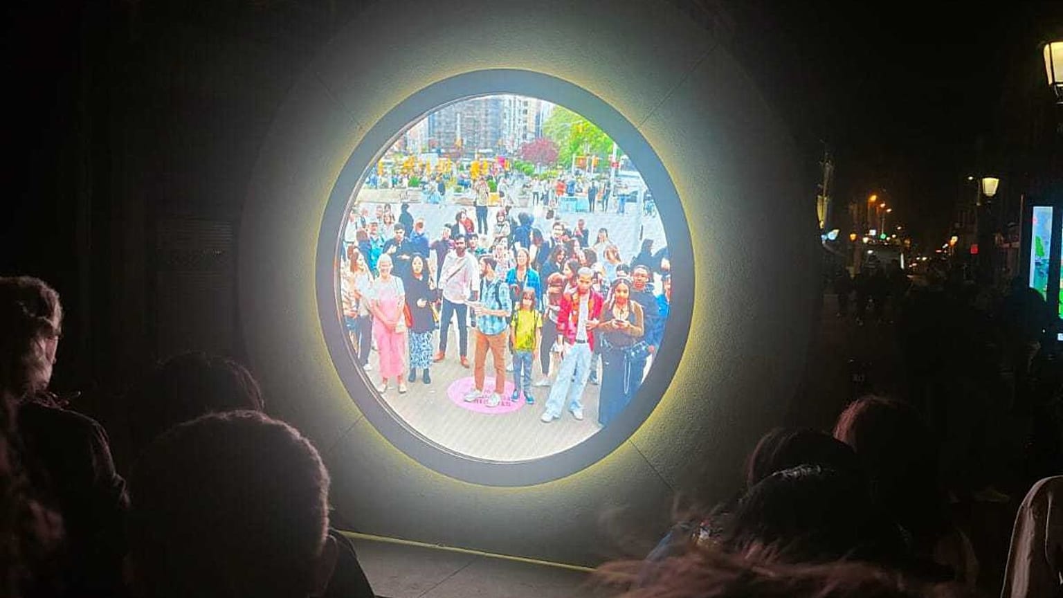 Los excitados dublineses se agolpan en el portal por la noche para echar un vistazo a los neoyorquinos durante el día.