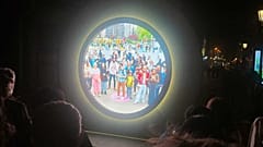 Los excitados dublineses se agolpan en el portal por la noche para echar un vistazo a los neoyorquinos durante el día.