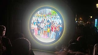 Los excitados dublineses se agolpan en el portal por la noche para echar un vistazo a los neoyorquinos durante el día.