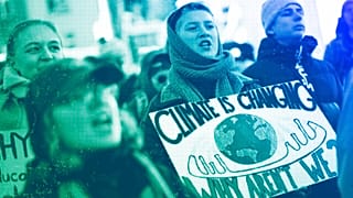 Manifestantes gritan consignas durante una manifestación contra el Foro Económico Mundial en Davos, enero de 2024.