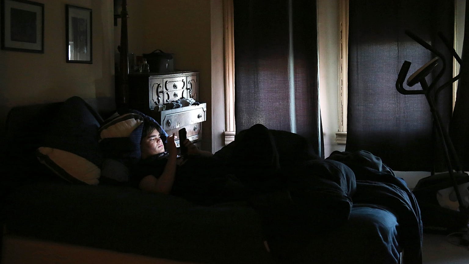 James Walter utiliza un teléfono en su casa del barrio neoyorquino de Queens.
