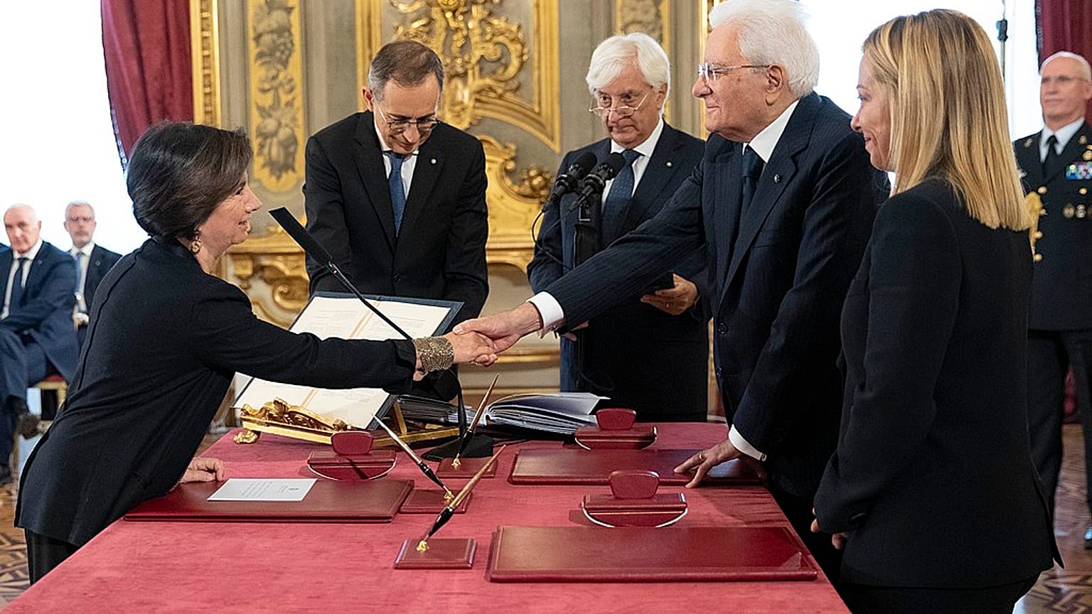 La ministra Roccella, a sinistra, al momento del giuramento al Quirinale