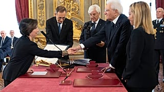La ministra Roccella, a sinistra, al momento del giuramento al Quirinale