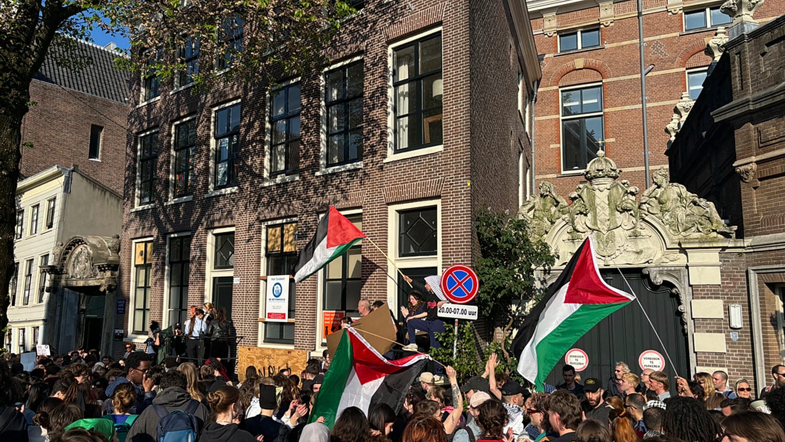 تجمع طلابي في احتجاج مؤيد للفلسطينيين في جامعة أمستردام، هولندا، 7 مايو 2024.