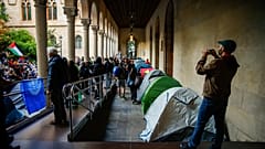 La gente protesta contra la ofensiva de Israel en Gaza, en la Universidad de Barcelona, ​​​​el 6 de agosto de 2014.