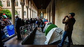 La gente protesta contra la ofensiva de Israel en Gaza, en la Universidad de Barcelona, el 6 de agosto de 2014.