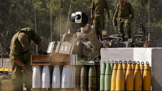 جنود إسرائيليون يُجهّزون معداتهم بجوار قطعة مدفعية خارج قطاع غزة، الجمعة 18 مايو/أيار 2007.