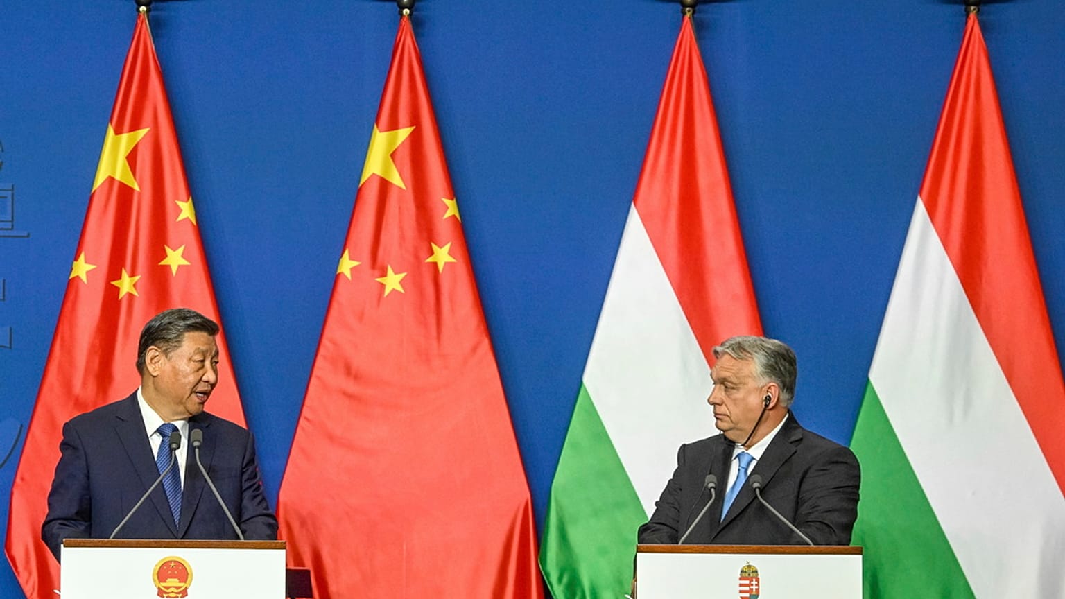 Rueda de prensa conjunta de Xi Jinping (izqda.) y Viktor Orbán (dcha.) este jueves en Budapest.