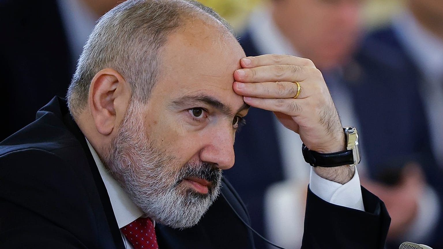  In der armenischen Hauptstadt Eriwan sind Demonstranten auf die Straße gegangen, um den Rücktritt von Ministerpräsident Nikol Pashinyan zu fordern. 