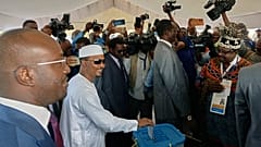 Mahamat Deby Itno, ganador de los comicios, vota en las elecciones de Chad.