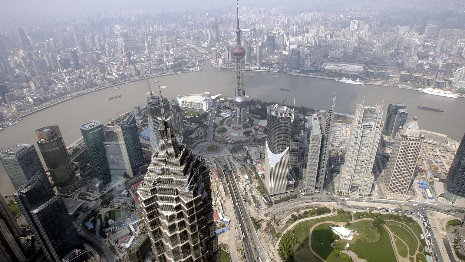 El horizonte de la ciudad visto desde el Shanghai World Financial Center en Shanghai, China.
