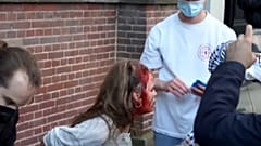 Manifestante a favor de palestina herida por las cargas policiales durante una protesta en Ámsterdam,.
