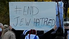 Une manifestante appelle à la fin de l'antisémitisme