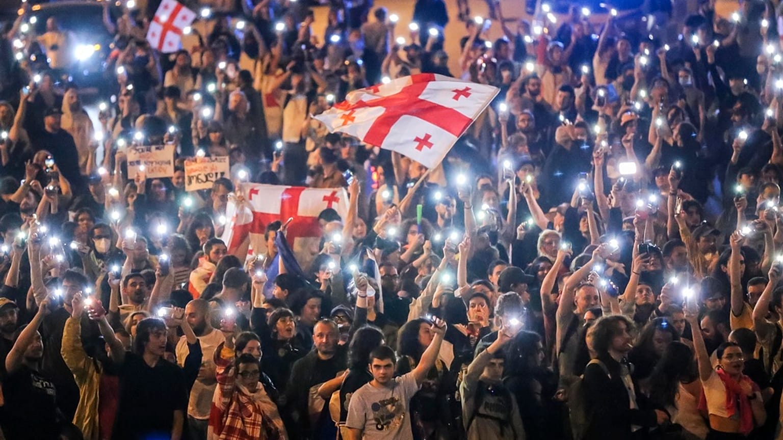 Des manifestants à Tbilissi le 9 mai au soir