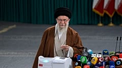  علي خامنئي يصوت في انتخابات مجلس الشورى الإيراني في طهران، إيران، 10 مايو، 2024.