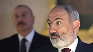 نیکول پاشینیان (راست) و الهام علی‌اف (چپ) در تاریخ ۲۶ دسامبر ۲۰۲۳