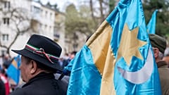 ILLUSZTRÁCIÓ: székely zászló egy résztvevőnél a székely szabadság napja alkalmából tartott marosvásárhelyi rendezvényen - 2024. március 10.