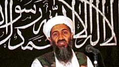 في هذه الصورة الأرشيفية من عام ١٩٩٨، والتي نُشرت في ١٩ مارس ٢٠٠٤، يظهر أسامة بن لادن في مؤتمر صحفي في خوست، أفغانستان. 