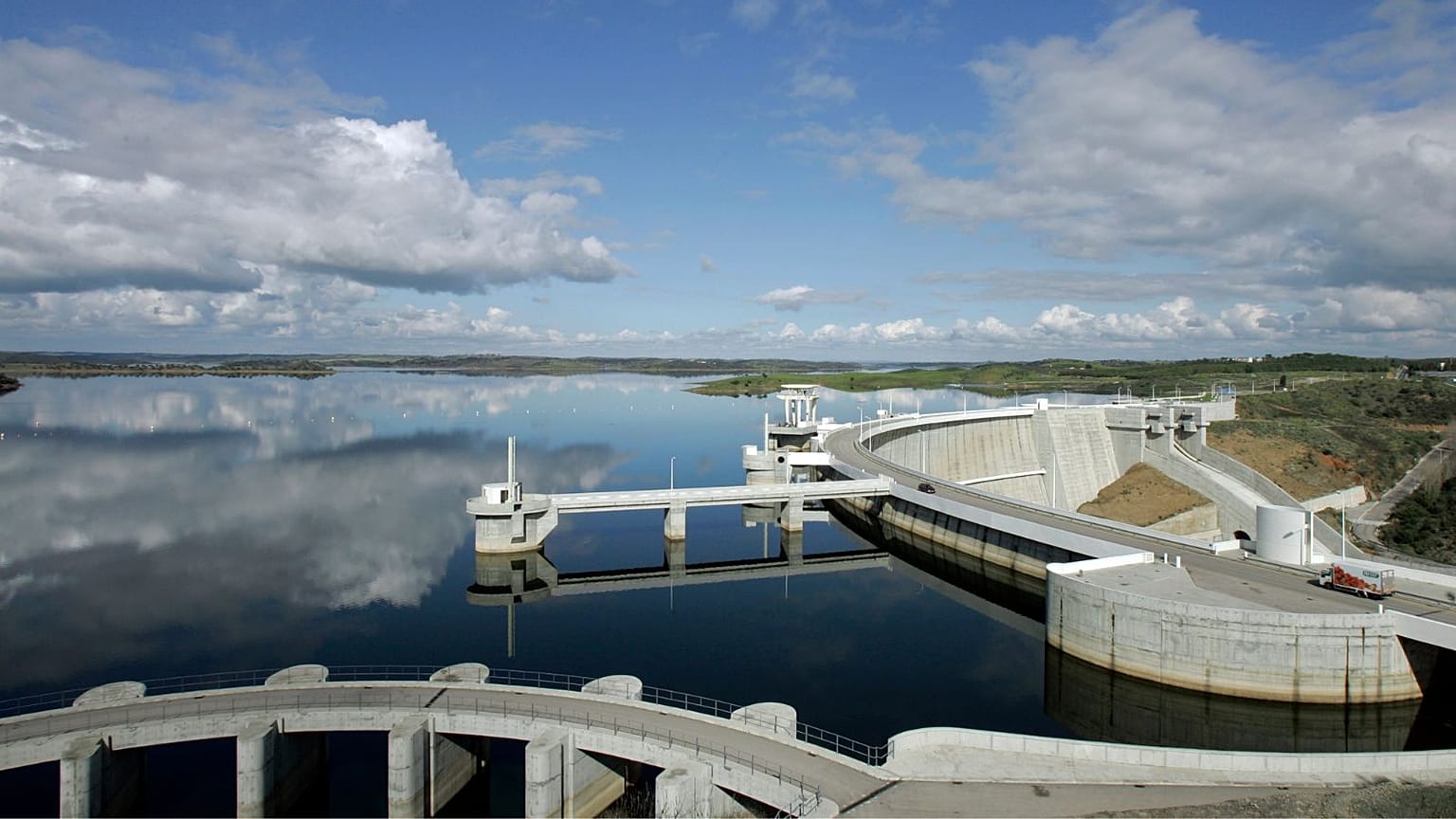 A barragem do Alqueva no sul de Portugal, 2008. As centrais hidroeléctricas representavam 48% do mix de eletricidade nos primeiros quatro meses de 2024.