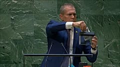El embajador de Israel ante la ONU, Gilad Erdan, tritura una copia de la Carta de las Naciones Unidas durante su intervención en la Asamblea General este viernes