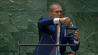 El embajador de Israel ante la ONU, Gilad Erdan, tritura una copia de la Carta de las Naciones Unidas durante su intervención en la Asamblea General este viernes