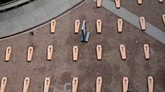 La Scala theatre square is filled with 172 coffins, as many as the number of deaths at work that Lombardy recorded in 2023