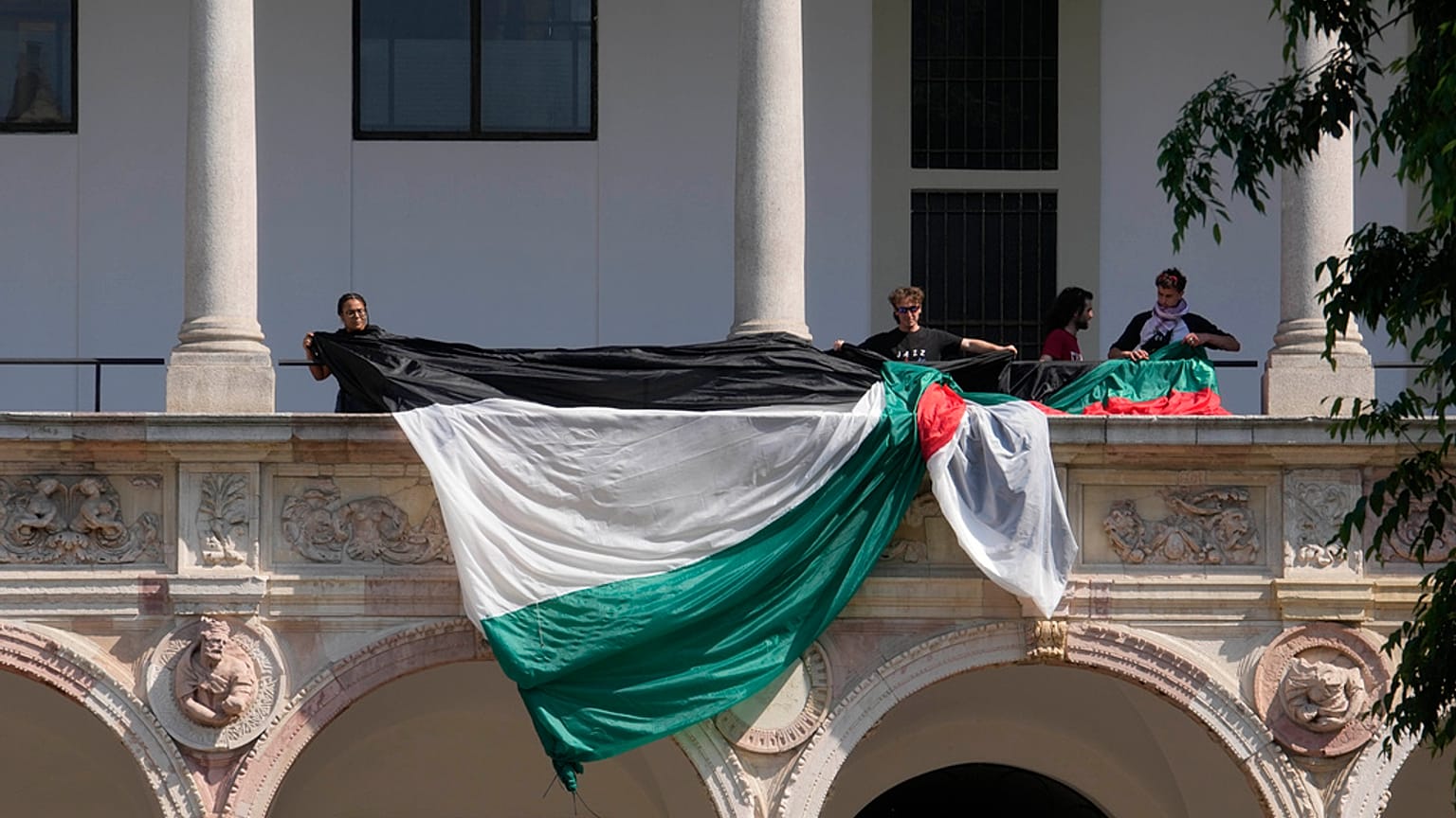 Studenten und Aktivisten entrollen eine palästinensische Flagge, während sie ein Zeltlager im Innenhof der Universität Statale in Mailand aufbauen. 10. Mai 2024.