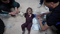 طفلة فلسطينية جريحة جراء قصف إسرائلي تصل إلى مستشفى الأقصى في دير البلح