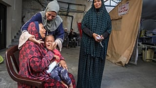 Filistinliler, 10 Mayıs 2024 Cuma günü Gazze'nin Refah kentindeki bir hastanede, İsrail'in Gazze Şeridi'ne yönelik bombardımanında ölen yakınlarının yasını tutuyor.