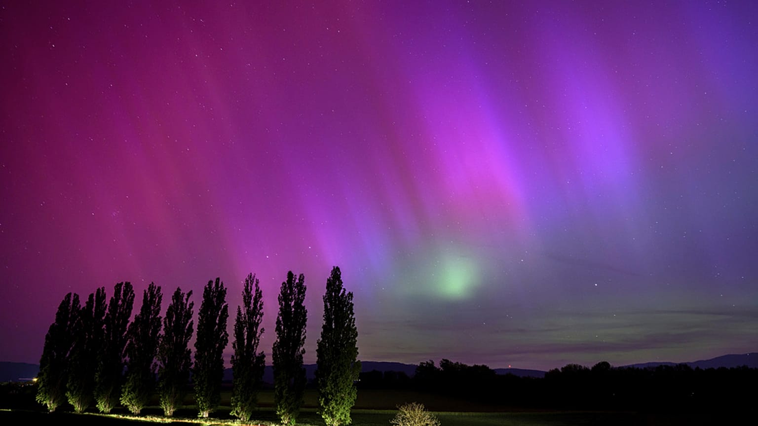 Nordlicht am Nachthimmel über Daillens, Kanton Waadt. 11. Mai 2024