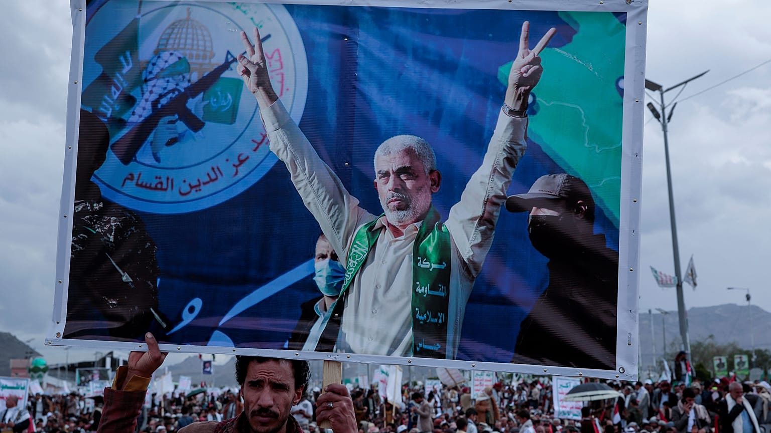 صورة ليحيى السنوار في مظاهرة في اليمن