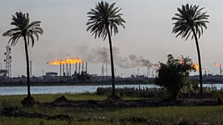 حقل نهران بن عمر النفطي شمال البصرة، العراق.