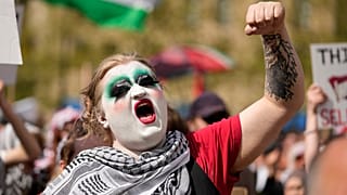 متظاهرة مؤيدة للفلسطينيين تحتج على مشاركة المتسابقة الإسرائيلية إيدن غولان قبل نهائي مسابقة الأغنية الأوروبية في مالمو، السويد، السبت 11 مايو/أيار 2024.