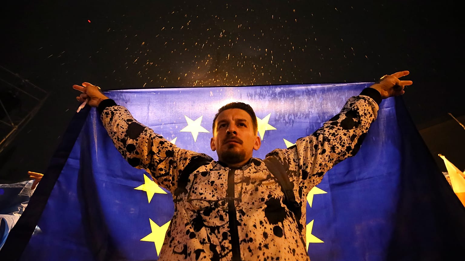 Egy tüntető egy uniós zászlót tart az "orosz törvény" elleni tiltakozó tüntetésen Tbilisziben, 2024. május 11-én.