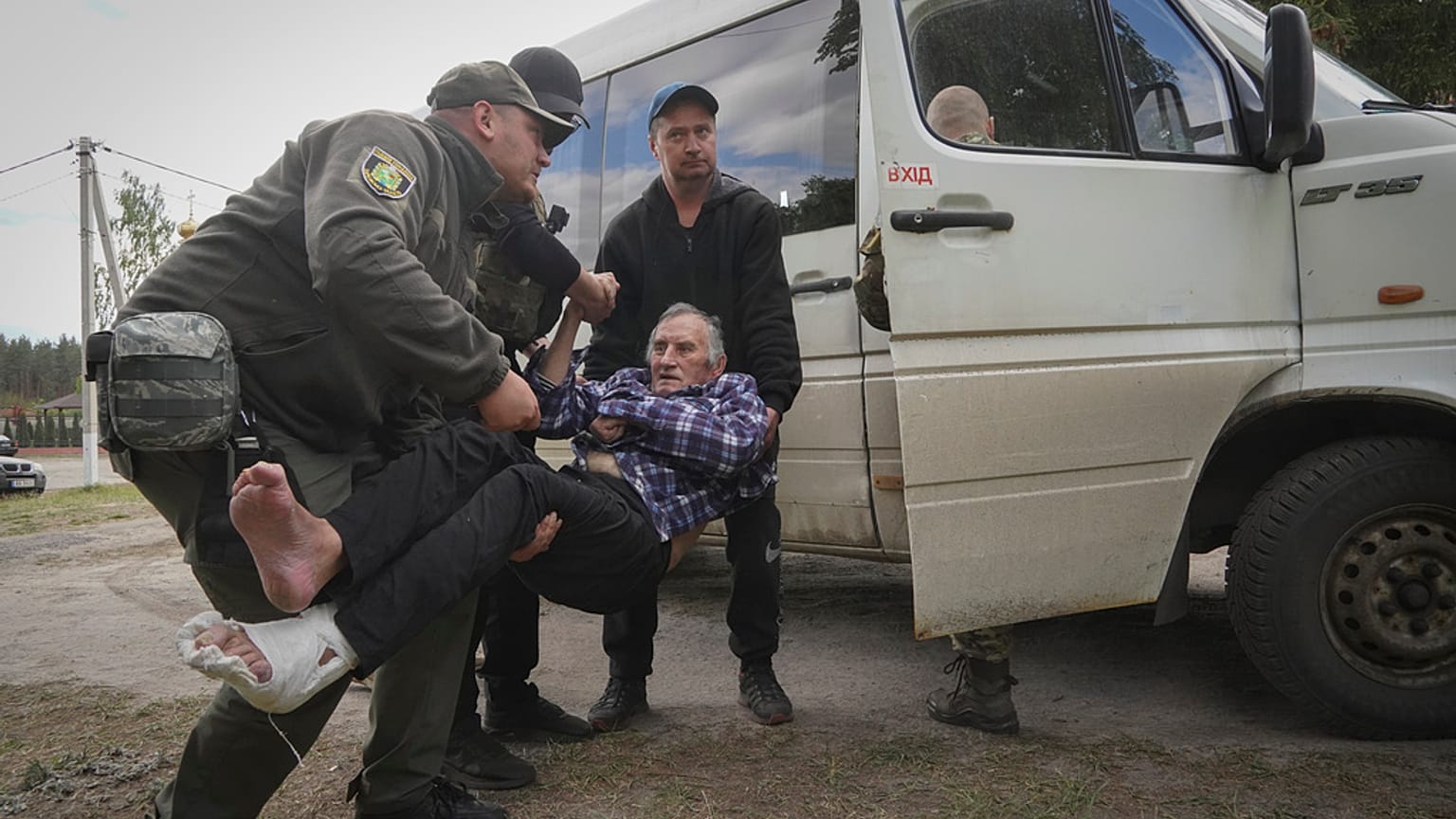 Эвакуация из деревни Бугаевка под Волчанском