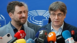 Carles Puigdemont EP-képviselő (jobbra) nyilatkozik a sajtó képviselőinek az EP strasbourgi plenáris ülésén 2024. április 24-én.
