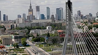 Veduta aerea del centro di Varsavia e del fiume Vistola. La capitale polacca domenica ha visto un grosso incendio senza feriti in un centro commerciale
