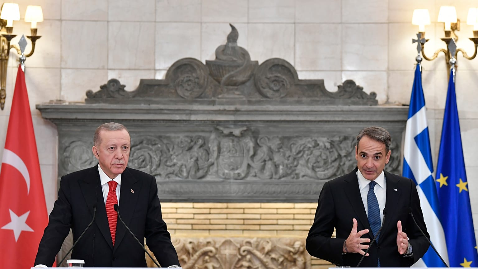 يجري أردوغان مباحثات مع ميتسوتاكيس حول ملفات خلافية عديدة 