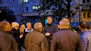 Губернатор Белгородской области Вячеслав Гладков беседует с жителями разрушенного дома - фото из Telegram-канала Гладкова, 12 мая 2024 г.